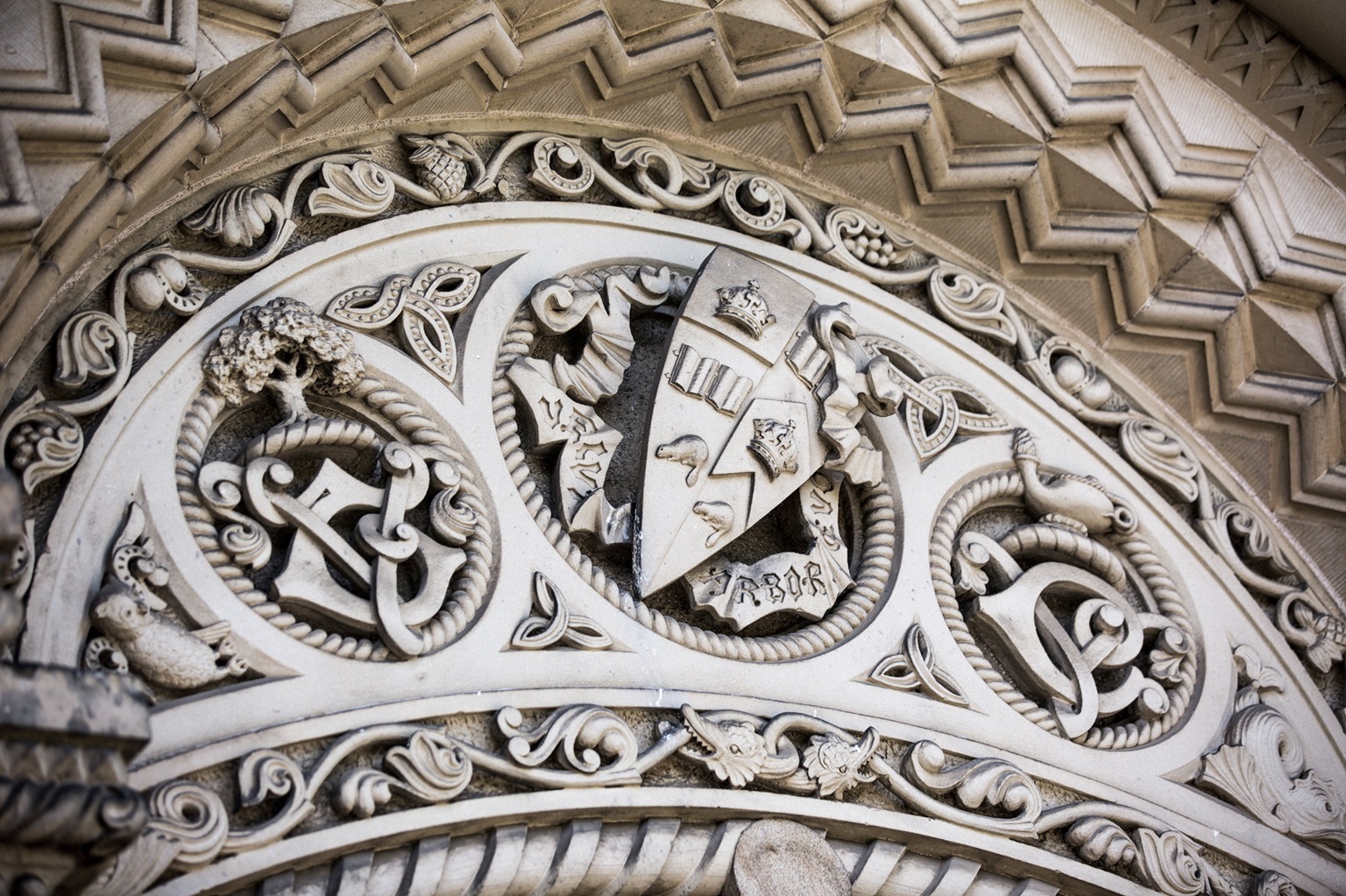 U of T crest sculpted into doorway