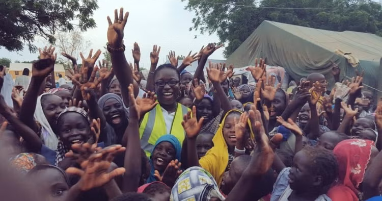 Shonibare says goodbye to a group of schoolchildren at an internally displaced people camp in Nigeria (supplied image)