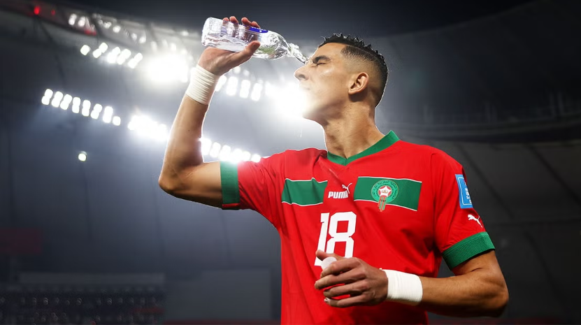 Jawad El Yamiq of Morocco pours water on his face prior to the 2022 FIFA World Cup match between Croatia and Morocco in Qatar (photo by Alex Pantling/Getty Images)